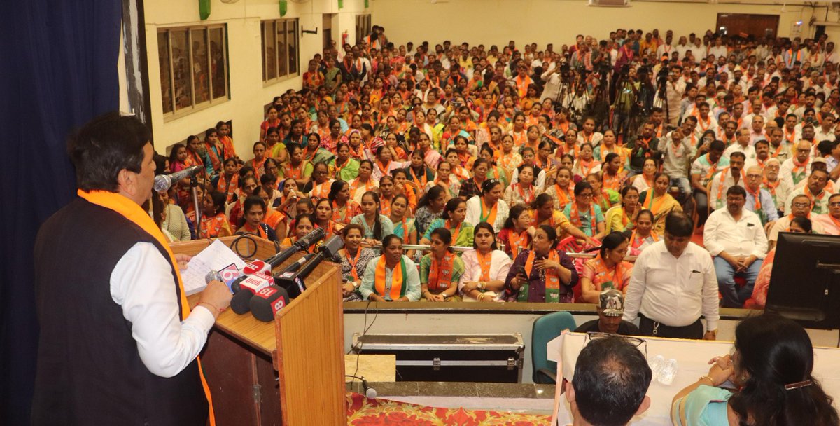 MPLodha's tweet photo. परळ येथे महायुतीच्या उमेदवार श्रीमती @YaminiYJadhav ताई यांच्या लोकसभा निवडणूक प्रचारार्थ भाजपा कार्यकर्ता मेळाव्याचे आयोजन करण्यात आले होते.
प्रसंगी मलबार हिल विधानसभेत सुरु करण्यात आलेल्या महायुतीच्या निवडणूक कार्यालयाचे ऑनलाईन प्रणालीद्वारे उद्घाटन केले. 
 
या देशाला विश्वगुरु बनविण्यासाठी आपल्याला पुन्हा एकदा आदरणीय @narendramodi जी यांना पंतप्रधान म्हणून निवडायचे असून, यासाठी यामिनी ताई यांना निवडून आणण्याचे आवाहन याप्रसंगी केले.  

यावेळी @BJP4Mumbai अध्यक्ष श्री @ShelarAshish, शिवसेनेचे नेते श्री @iYashwantJadhav यांच्यासह दक्षिण मुंबईतील भाजपा कार्यकर्ते उपस्थित होते.

#ModiKiGuarantee #AbkiBaar400Baar #LokSabha2024 #ViksitBharat2024 #ModiJarooriHai #PhirEkBaarModiSarkar #SouthMumbai #दक्षिणमुंबई