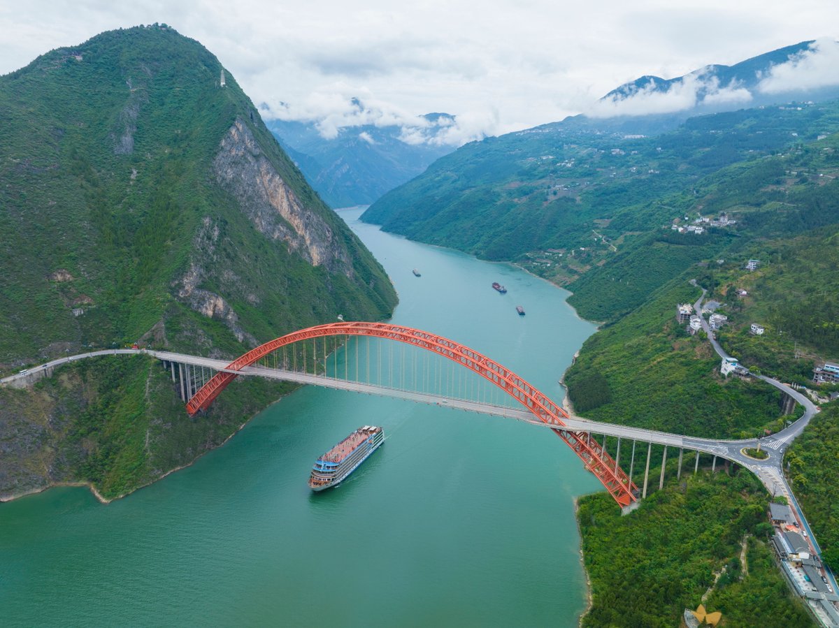 Experience the epitome of luxury and comfort aboard our magnificent vessel - #CenturyOasis. 💫🌊🛳️ bit.ly/44RNl7x #ChinaTravel #YangtzeRiver #CenturyCruises 🌏 #TravelGoals #ChinaHolidays