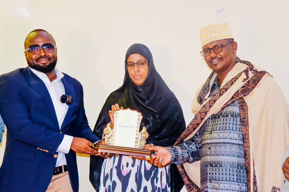 Jubbaland Minister of Planning & Mayor of Kismayo, hosted a farewell dinner to appreciate development of Action Plan for Solutions Pathways for Jubaland. During the ceremony, Director @Sara_Bilan was awarded recognizing her efforts on solutions for IDPs in Jubaland & Somalia.