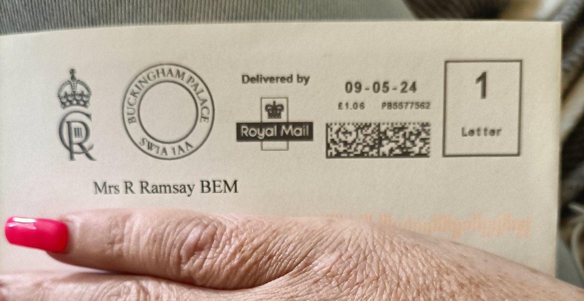 Always nice to receive mail from Buckingham Palace this is the second one within a week. The postman must be wondering why... I'm off to St Paul's cathedral on Wednesday. Now I need another new dress and I'm having a day in London. Looking forward to catching up with friends. X