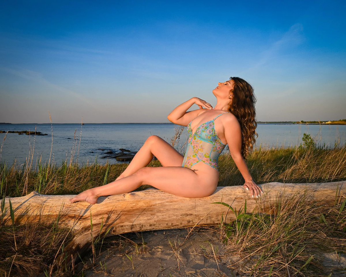 Photographer frames the lingerie model barefoot showcasing her long legs by the water

📸 @dtrick_media
👸🏻 @shannnnanigans
---
#modellife #whatiamwearing #calvesfordays #cutefeet #lingeriemodel #glamteam #bythewater #boudoirmodel #lingeriefashion #ootd #barefeetlovers #fashionist