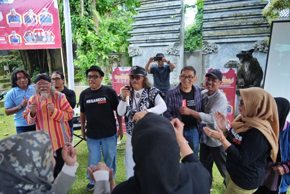 Innalillahi wa innailaihi rojiun. Turut berduka cita sedalam-dalamnya atas wafatnya Om Jhonny Iskandar, penyanyi legend 1990-an. Kenangan bersama Om Jhonny  dlm acara pertunjukan rakyat di Bogor (27/1/2024).