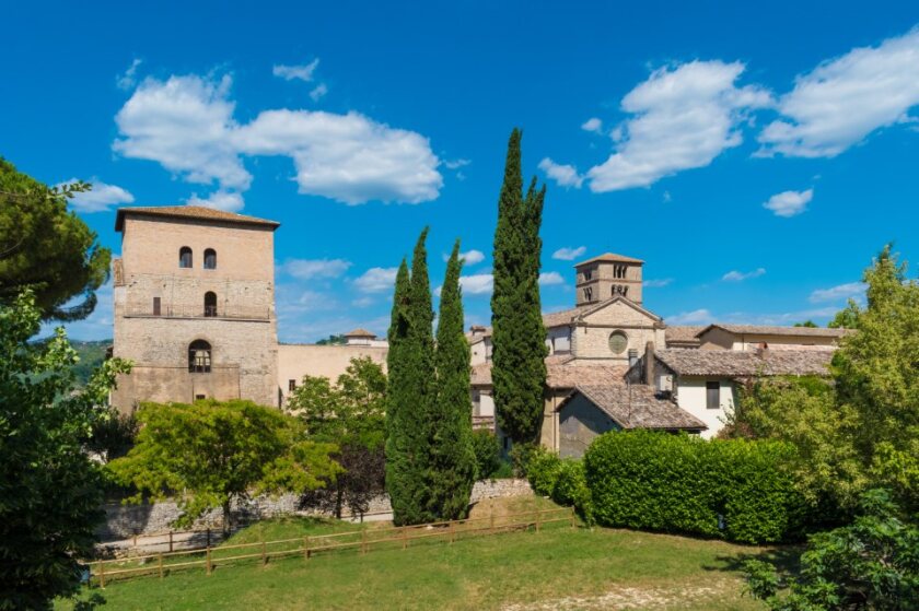 visit_lazio's tweet photo. Dichiarata Monumento Nazionale nel 1928 per la sua bellezza artistica e architettonica, l' #AbbaziaDiFarfa si trova nel comune di #FaraInSabina in provincia di #Rieti in un contesto paesaggistico incantevole ai piedi del monte Acuziano

#VisitLazio #LazioIsMe #LazioEternaScoperta https://t.co/36fEwaRFWf