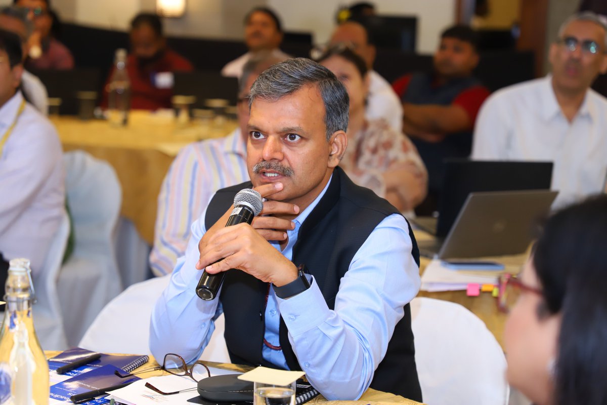 Intel India collaborated with MoE to take their select officials through an engaging #DigitalReadiness4Leaders workshop. Participants gained insights into #AI in education, #GenAI & leveraging AI capabilities for better policymaking under this public-private partnership #AIready