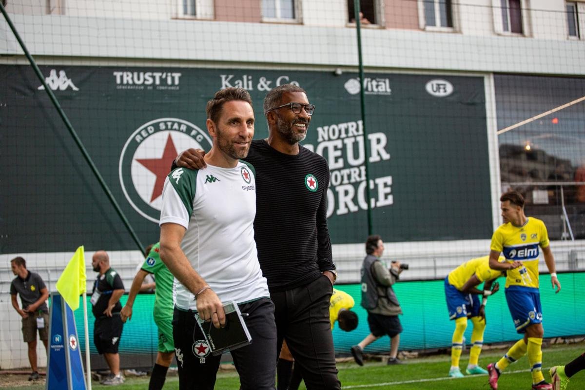 Deux des anciens adjoints de Habib Beye au Red Star ont fini entraîneurs des équipes Une de l'OL (𝘗𝘪𝘦𝘳𝘳𝘦 𝘚𝘢𝘨𝘦) et de Clermont (𝘚𝘦́𝘣𝘢𝘴𝘵𝘪𝘦𝘯 𝘉𝘪𝘤𝘩𝘢𝘳𝘥), mais aucune raison pour lui d'être envieux... bien au contraire ! ❌😌 “C'est hyper valorisant ! Parce…