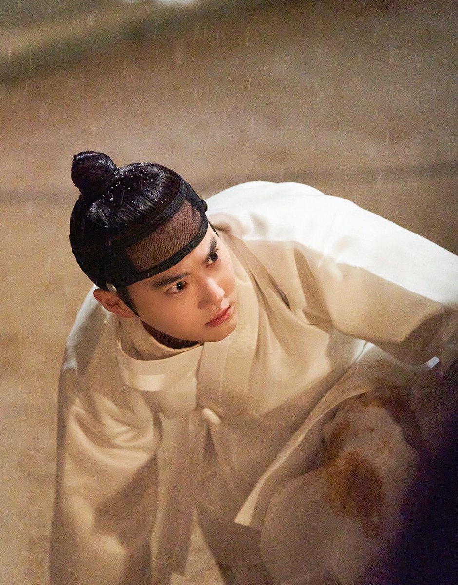 calmino1's tweet photo. the heavy snowwww!!!!
actor suho you've worked really hard and nailed the scene amazingly!🥹 
#SUHO #MissingCrownPrince

https://t.co/WPxjnoSTfT