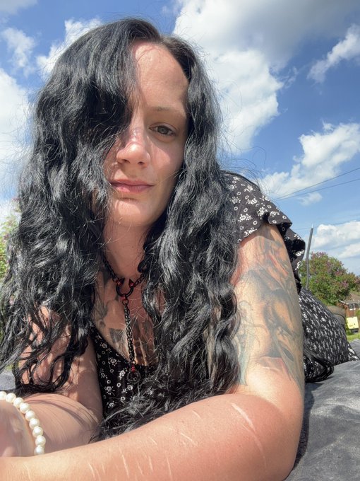 Resting in the sun after working hard in the garden 🪴 ☀️ https://t.co/l8wHMGuYKH