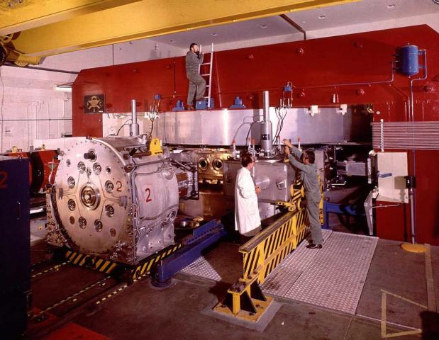 #OnThisDay in 1957, @CERN's 1st accelerator, the 600 MeV Synchrocyclotron, was switched on for the 1st time!🎉 Used for CERN's early particle & nuclear physics experiments, it was 15.7m in circumference - about 1700x smaller than the #LargeHadronCollider. home.cern/science/accele…