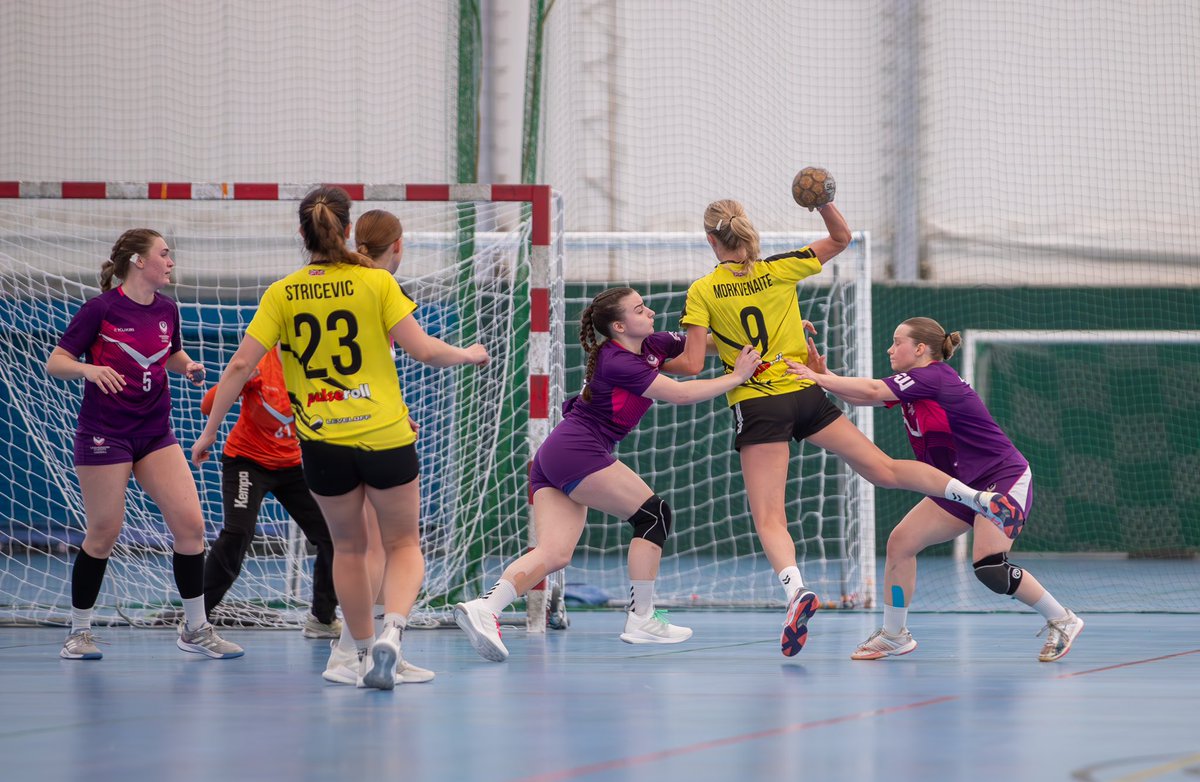 A look back at an incredible Womens Final 4. If you missed it, you missed out! With the narrowest of margins @lborohandball claim their first ever Premier League Title! Article 🔽🔽🔽 englandhandball.com/loughborough-c… ￼
