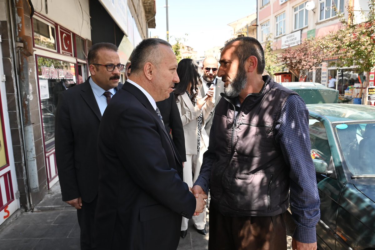 nevsehirvalilik's tweet photo. 📍Esnaflarımızla birlikteyiz.

Valimiz Sn. Ali Fidan (@ValiFidan), Merkez Atatürk Bulvarı ve Kasaplar Çarşısı üzerinde faaliyetlerini sürdüren esnaflarımızı ziyaret etti.

Vali Fidan, ziyaretinde esnaf ve vatandaşlarımızla sohbet ederek, işlerinde kolaylıklar diledi. https://t.co/JAj95ex1u0