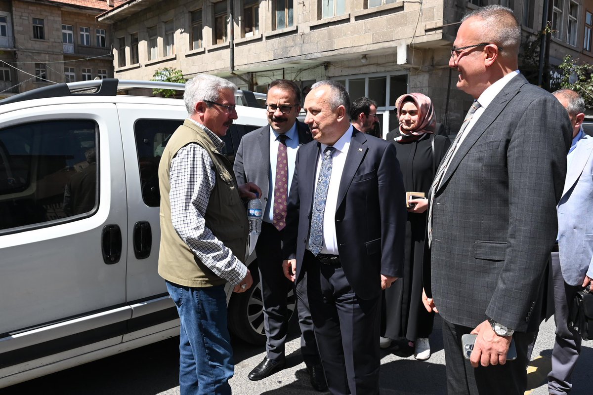 nevsehirvalilik's tweet photo. 📍Esnaflarımızla birlikteyiz.

Valimiz Sn. Ali Fidan (@ValiFidan), Merkez Atatürk Bulvarı ve Kasaplar Çarşısı üzerinde faaliyetlerini sürdüren esnaflarımızı ziyaret etti.

Vali Fidan, ziyaretinde esnaf ve vatandaşlarımızla sohbet ederek, işlerinde kolaylıklar diledi. https://t.co/JAj95ex1u0