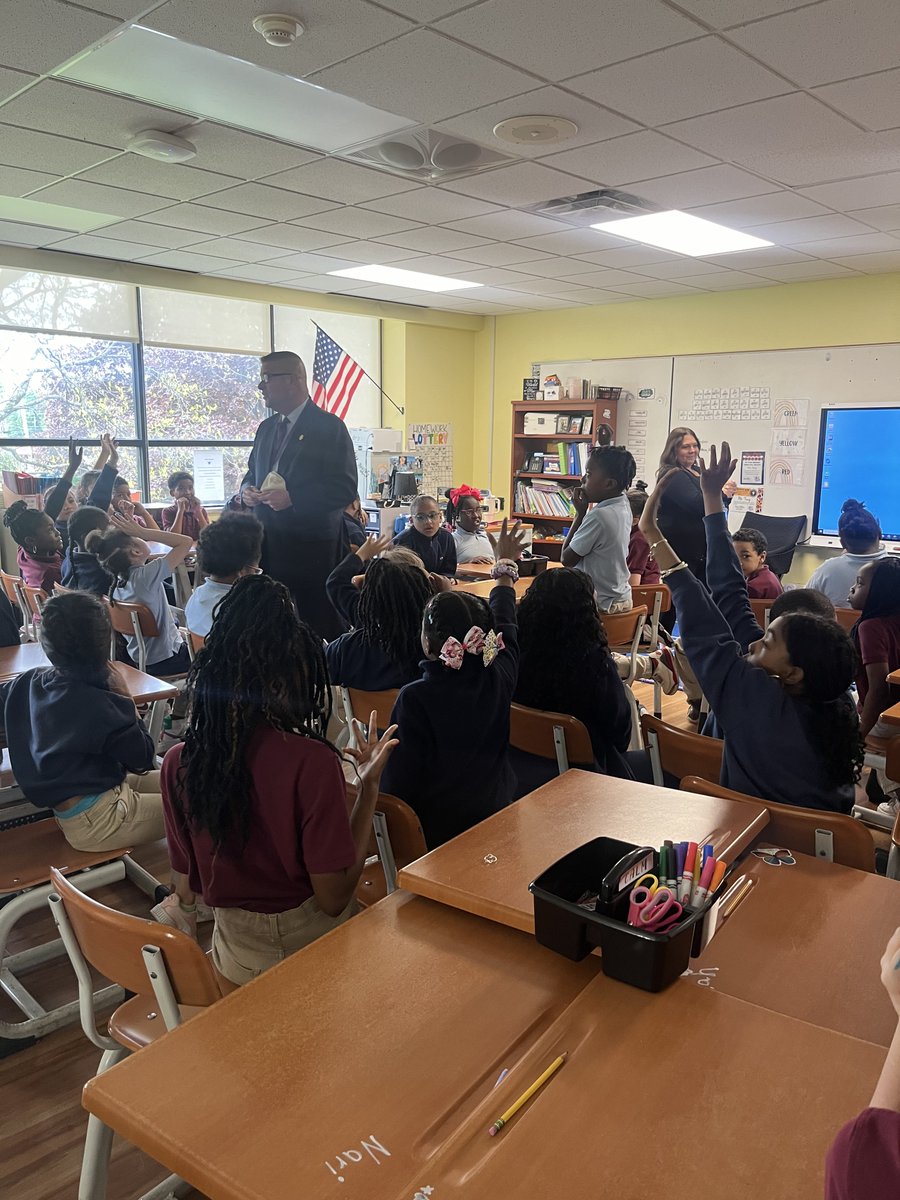 Students at @syracuseacademy had the privilege of engaging with @NYSEDnews Regent Mannion! This direct interaction with a leader like him inspires curiosity and leadership in our children. Huge thanks to Regent Mannion for his dedication to all New York Children!