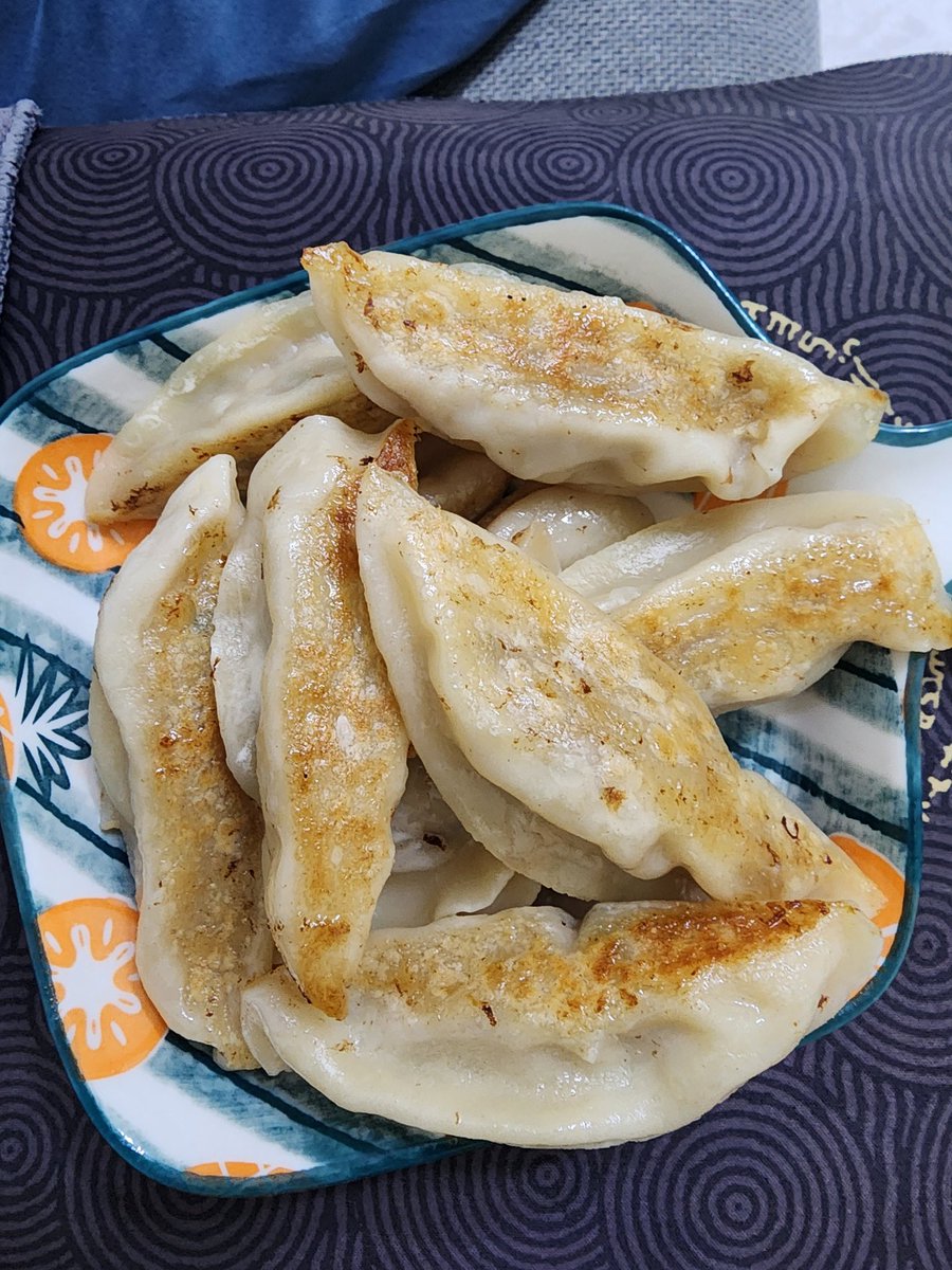 zz30020211's tweet photo. 給大家看我今天煎的很漂亮的鍋貼 https://t.co/KQXAmuE9zr