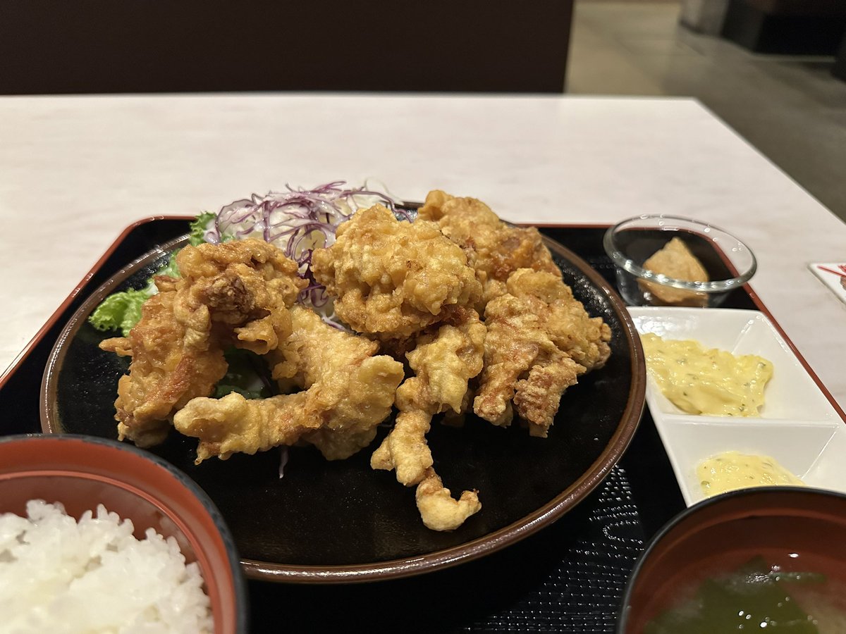 おやつに唐揚げ定食(ご飯と味噌汁はお代わり無料)