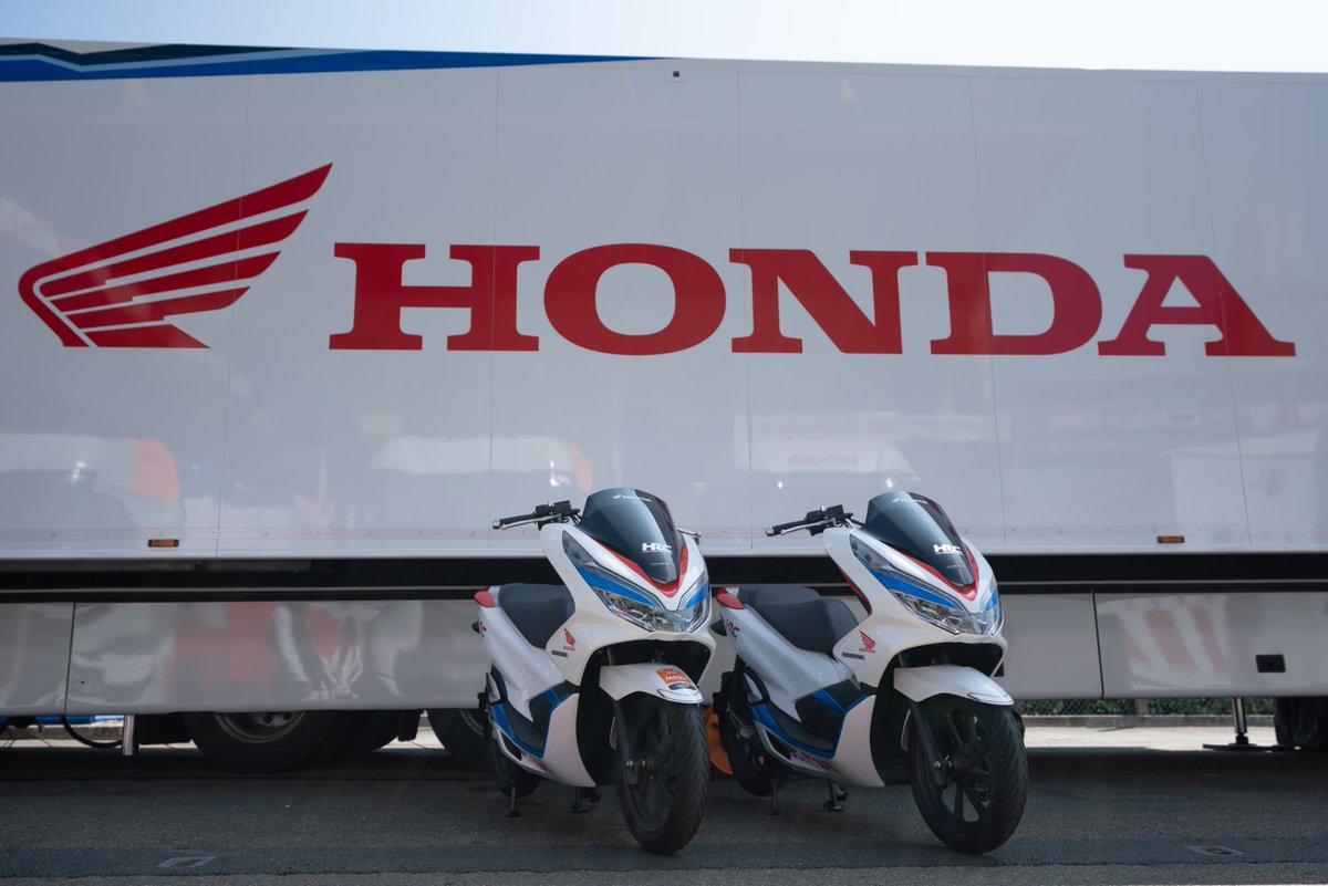 The gang is all here. Electric bikes in the paddock from 2023. The Honda EM1 e and Honda PCX Electric helping us and the riders get to where we need to go. 🔋