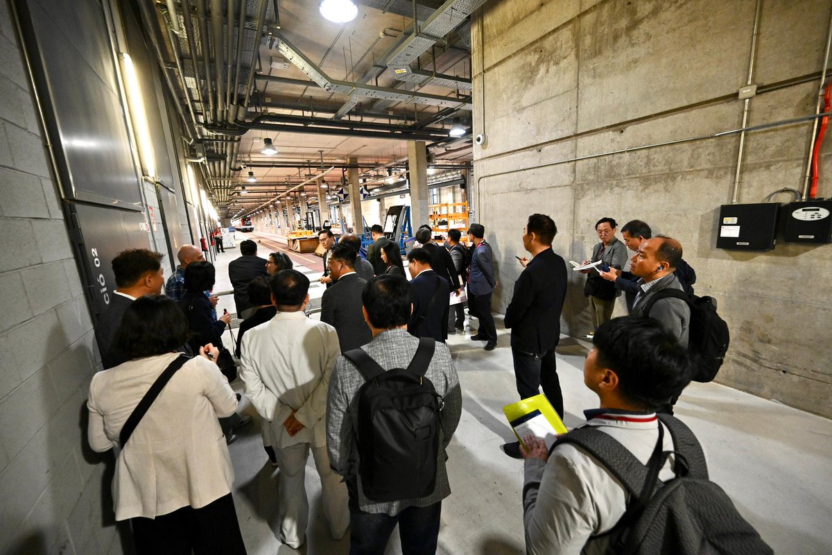 🤝🚇Aquest matí hem rebut la visita d’una gran delegació sud-coreana als tallers de la ZAL de les línies 9 i 10 #metrobcn
👥El comitè provincial de la ciutat de #Gyeonggi #CoreadelSud s’ha interessat per les instal·lacions de #TMB i el metro automàtic.
✅ noticies.tmb.cat/empresa/visita…