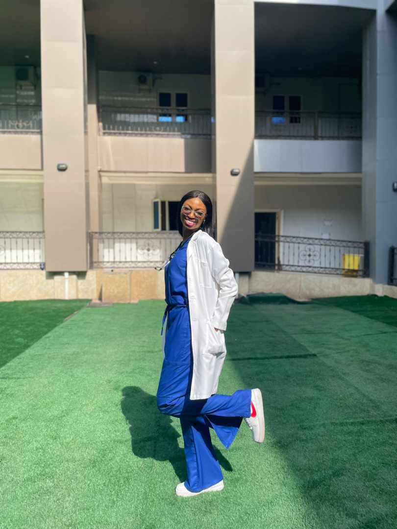 Vee; wearing a beauty as high as her height, a smile that accentuates her pretty face and dentition, and a good heart that complements her physique. Diligent medic, with a few distinctions in the bag, and brains on 🔥. Meet Dr. Adaobi, our next personality of the day.
