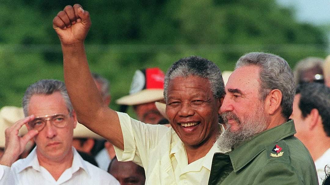 Hace exactamente 30 años, Mandela asumía como presidente de Sudáfrica tras las primeras elecciones democráticas de la historia de su país. #MandelaVive #DeZurdaTeam ♥️