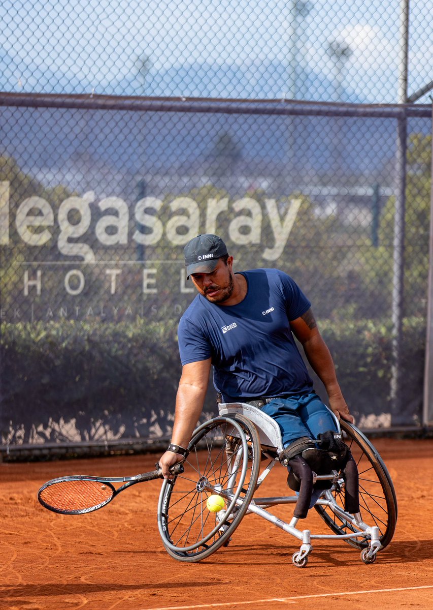 O Time Brasil BRB sai na frente do duelo contra a Turquia pela semifinal da categoria Quad! Leandro Pena venceu Ugur Altinel, por 6/1 6/3. Na sequência, Ymanitu Silva enfrenta Ahmet Kaplan 📷 Green Filmes/CBT