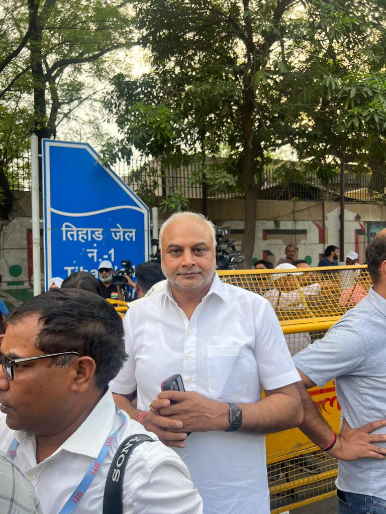 romibhati's tweet photo. साथियों इंतजार की घड़ियां खत्म होने वाली है।हमारा नेता हमारे बीच पहुंच रहा है।

मैं तो पहुंच गया हूं तिहाड़ जेल,CM साहब की अगुवानी करने।

इंकलाब जिंदाबाद 💐🔥 https://t.co/oGPCfWMlGe