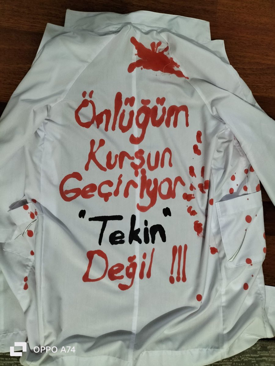 Bir ülke düşünün, 

Öğretmen o ülkenin dilini konuşmasını söylediği öğrencisi tarafından görevi başında öldürülüyor. 

Öğretmenler “can güvenliği için” ülke genelinde iş bırakıyor. 

Lütfen artık #YusufTekinistifa !

 #ÖğretmenTekYürek