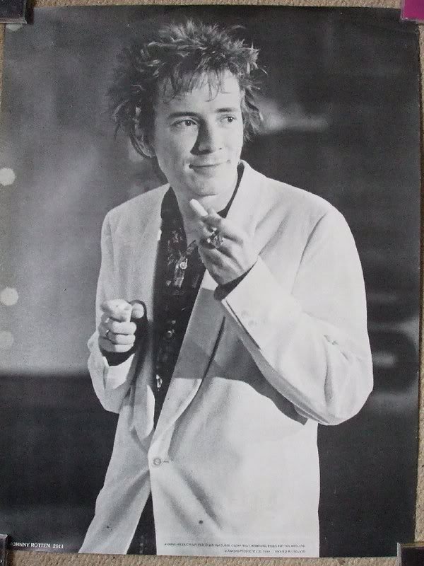 This day in #PiL history... May 17th 1980. PiL perform 'Poptones' and 'Careering' on American Bandstand. John invites the entire audience on stage to dance with the band. 

youtu.be/hZLhqTzjpUM