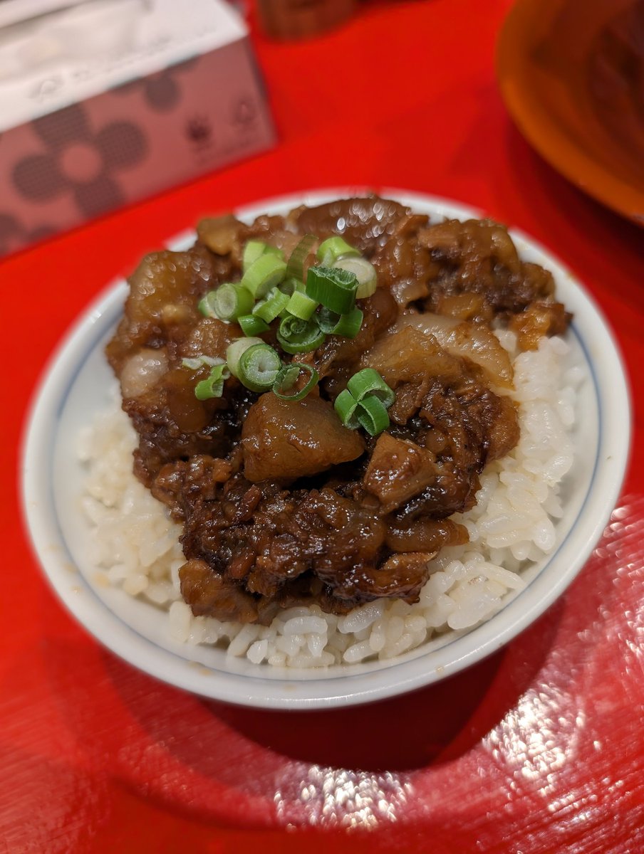 宮城野区燕沢　#ラーメンみそ漢
豚骨ラーメン(細麺)
紅生姜増量、海苔、漢キムチTP
23時まで営業のみそ漢さん💨
豚骨ラーメン🍜すするぜぃ〜⤴️
ランチのセット限定ですが…
久々食べたく作って頂きました🙇💦
黒マー油が絶妙に効いて‼️
やっぱ旨いっすね👏油飯も🙆‍♀
ごっそれいでした🙏✨
#みそ漢