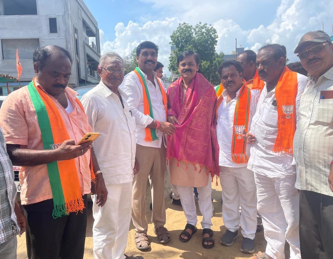 .@BJP4India - #NDA కూటమి నరసాపురం పార్లమెంట్ ఉమ్మడి అభ్యర్థి @BjpVarma గారి ఎన్నికల ప్రచారంలో భాగంగా ఈరోజు భీమవరం కు చేరిన సందర్భంగా స్వాగతం పలికిన బిజెపి నాయకులు మరియు నా సహ కార్యకర్తలకు ధన్యవాదాలు 🙏 #NarendraModi #Vote4BJP #VoteBJP #Narasapuram #Vote4BJPVarma #BJP4Andhra