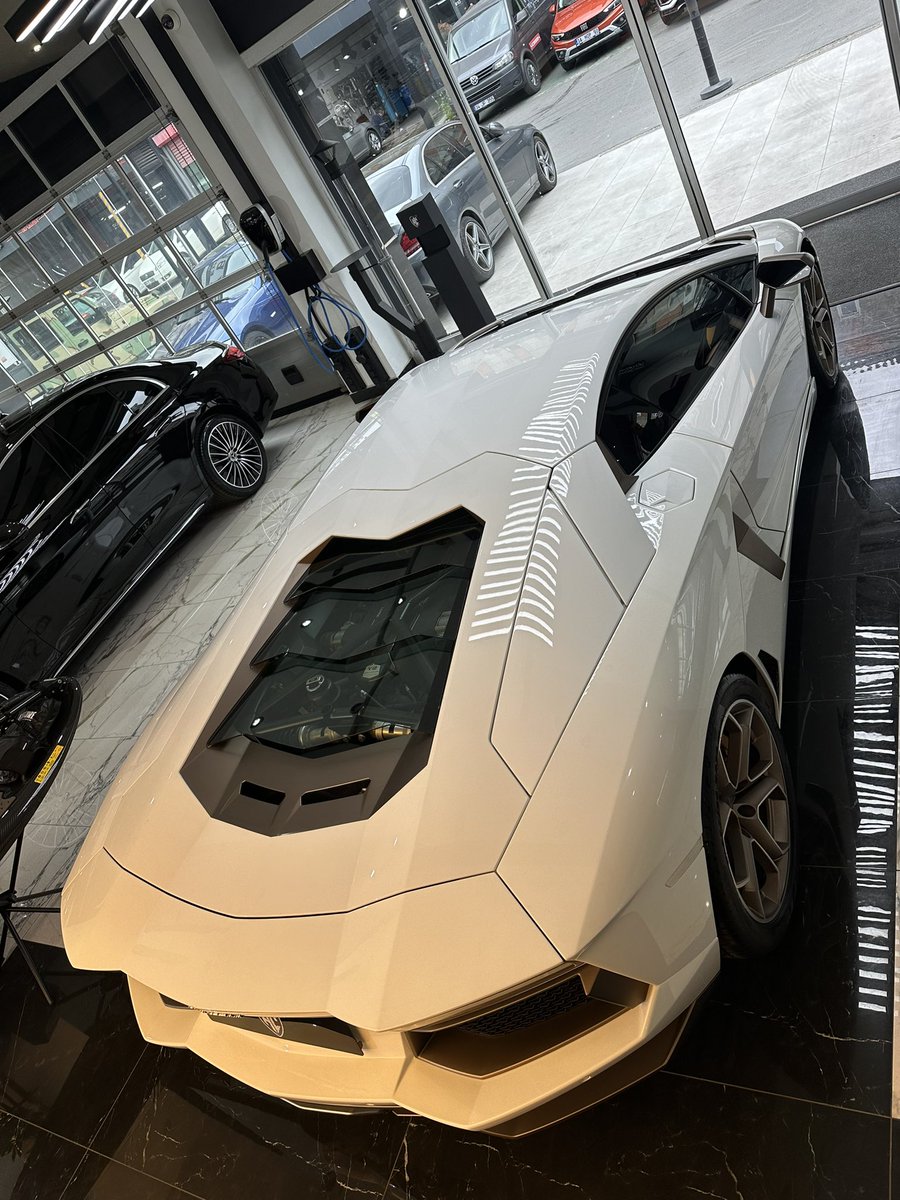 Bune amq escort arabası gibi, beyaz lambomu olur amk …

#Lamborghini 
#aventador