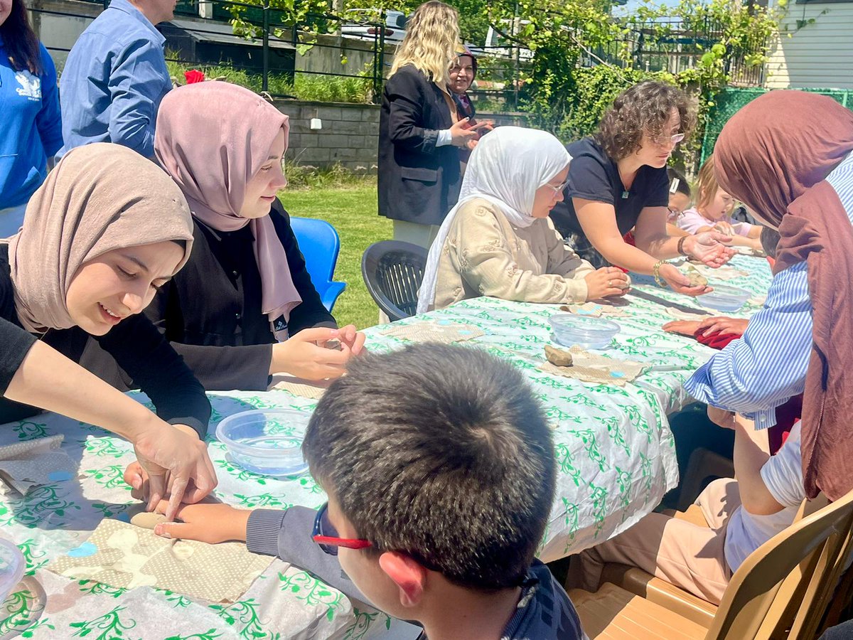 SamsunKYGM's tweet photo. Gülcemal Hatun Yurdumuzun öğrencileri, ‘10-16 Mayıs Engelliler Haftası’nda toplumsal farkındalığı arttırmak adına özel çocuklarla seramik etkinliği düzenledi. Çocuklar annelerine, anneler günü hediyesi olarak kalp şeklinde seramik tabaklar yaptılar.

#GSBYurtları https://t.co/5fSI5nBlRu