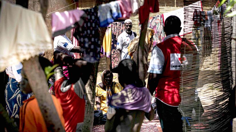 Supported by the Programmatic Partnership between the @eu_echo & IFRC, Red Cross volunteers & community members in Bongor, western Chad, gather three times a week to clean high-risk areas & raise awareness of effective measures against infectious diseases. Find out more: