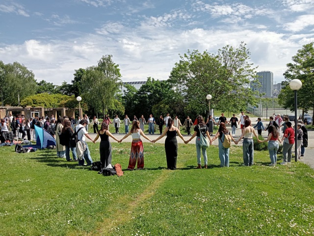 Continúan as accións de solidariedade co pobo palestino no Campus de Elviña. @en_rebeldia relataron a experiencia da Escola de Circo en Gaza, e mantiveron un encontro coa comunidade UDC, que participou activamente formando unha cadea humana en apoio á poboación palestina.