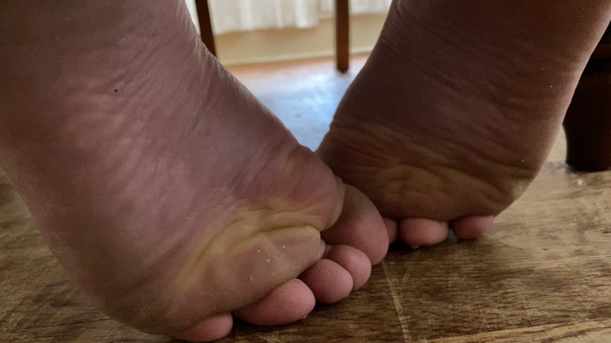 It’s finally Friday ❤️ if you do me a favor and lick my feet, I’ll jack you off and let you cum on me