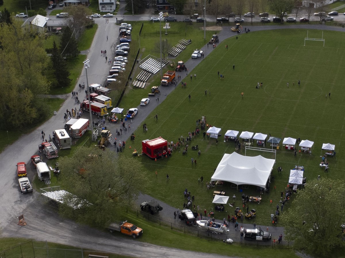 FPSParamedics's tweet photo. From the Touch the Truck event yesterday in Sydenham. There was a very strong turnout and a great time was had by all. Thanks to the good people @SthFrontenacTwp for organizing! 

Nice to see our @OPP_ER #SFFireRescue #CFBKingston friends and colleagues.

#InFrontenac https://t.co/1vUW6NZlPn