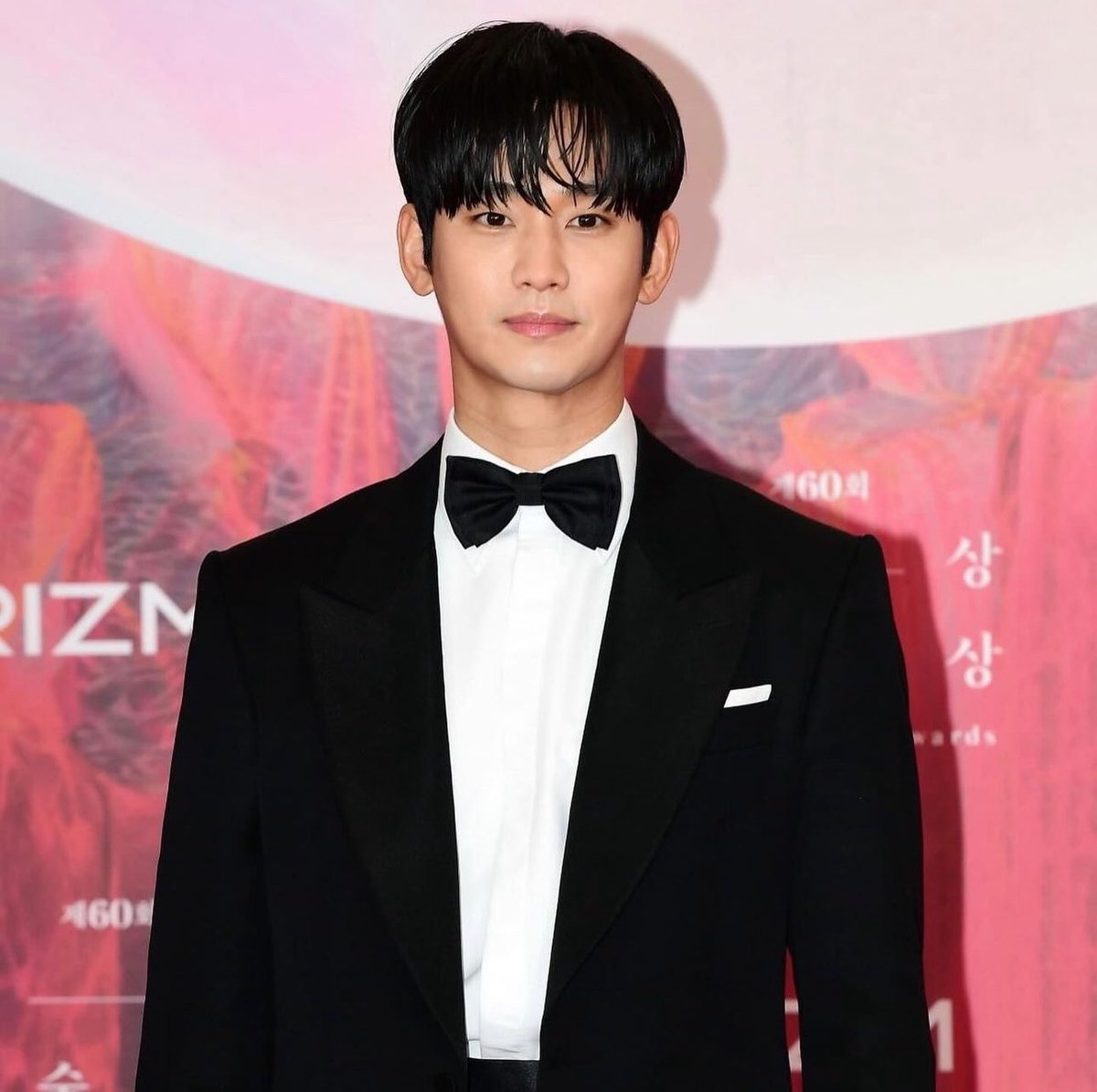 soohyunupdates's tweet photo. #KimSoohyun hairstyle at Baeksang, by HE:ARTS Dosan CEO, Baek Heungkwon. Makeup by HE:ARTS Dosan Makeup Director, Kim Soobin. https://t.co/uNgjKNBYWJ
