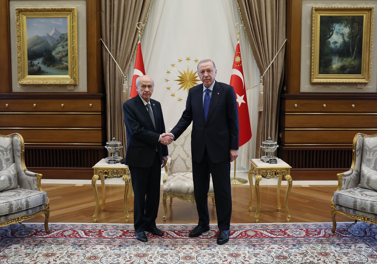 Cumhurbaşkanımız Recep Tayyip Erdoğan, MHP Genel Başkanı Devlet Bahçeli'yi Cumhurbaşkanlığı Külliyesi'nde kabul etti.