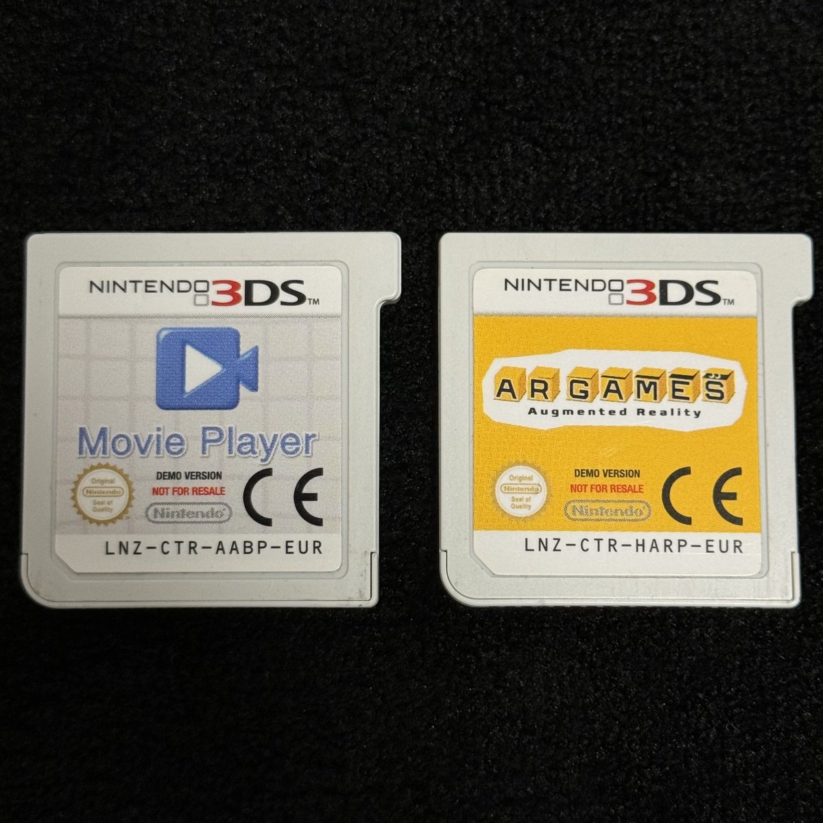 Nintendo 3DS Movie Player DEMO(EUR) を入手しました！
欧州の店頭で主に販促用として使用されていたカートリッジになります。
3DS本体側SDカードに映像データが内蔵していないため、ソフト起動時には 'No Movies available.' と表示されます。
欧州版3DSの店頭デモ用ソフトは2種類揃いました👾