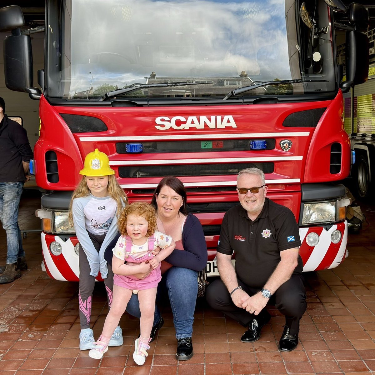 👏 'Je suis super fière d'elle' : en Écosse, une petite fille de 2 ans sauve ses voisins d'un incendie ! En voyant de la fumée dans le bâtiment d'en face, Alloweigh a alerté sa mère en criant au feu ! 🔥 (Le Figaro) 📸 sfrs_fst