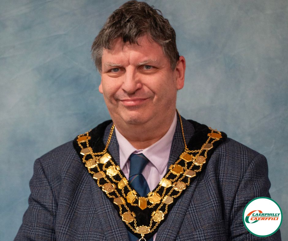 🆕The new Mayor of Caerphilly County Borough Council has been announced as Julian Simmonds. ℹ️ Julian, who represents the Crosskeys ward, accepted the position of civic head at the Annual General Meeting of Council last night (Thursday 9th May). 👉 bit.ly/3QJbND1