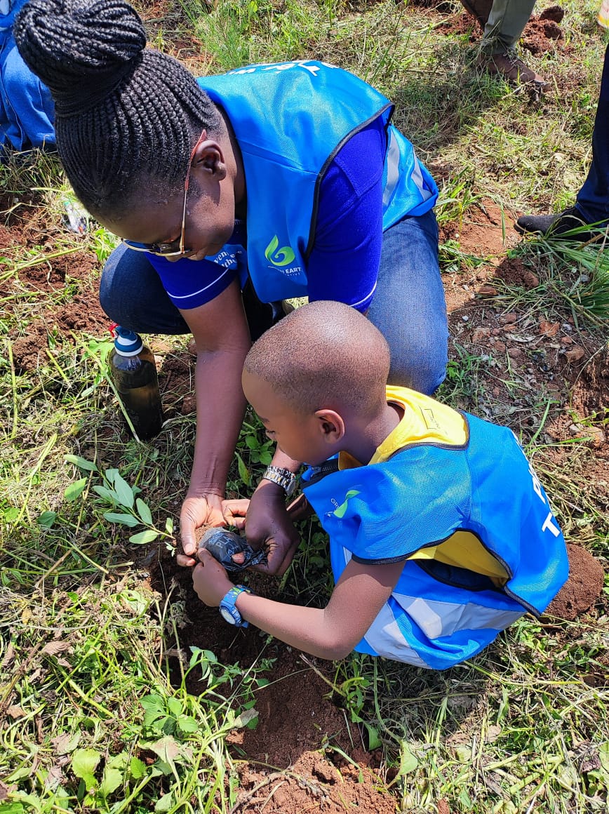 AvenueHospital's tweet photo. Our Kisumu team successfully held a tree-planting activity at Mamboleo in partnership with the county Government, Miya Ywech Association, KPLC, Lapfund, and other CBOs. This is a continuation of our #ESGProgram, &amp; we have taken action to create a greener future!  

#TreePlanting https://t.co/3rgF1Cqfdl