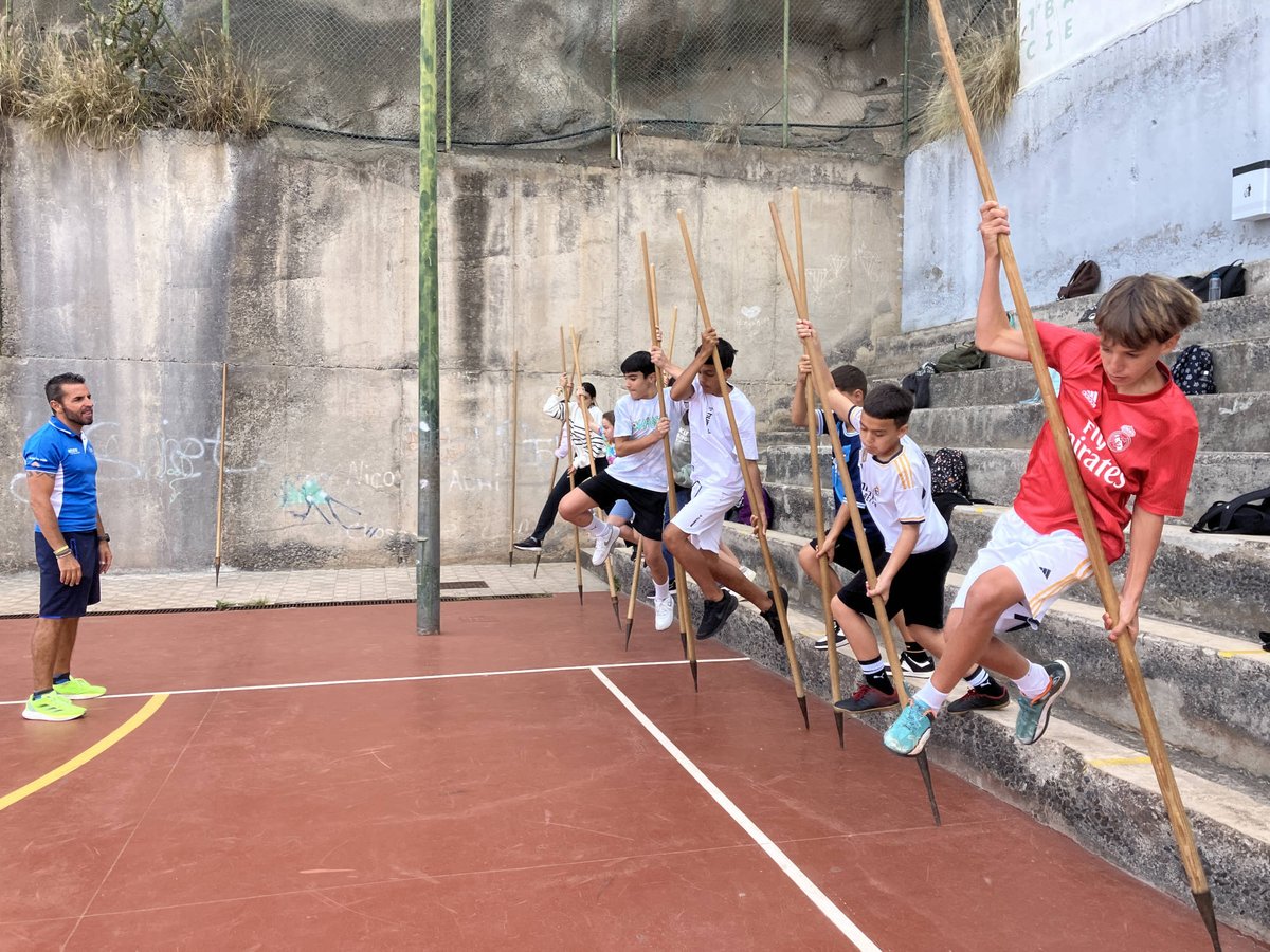 Los talleres de juegos tradicionales y deportes autóctonos #LoNuestroEnTuCentro continúan su recorrido por los centros educativos 📸 Así lo vivió esta semana el alumnado de 1º ESO del IES Telesforo Bravo #luchacanaria #juegodelpalo #bolacanaria #luchadelgarrote #saltodelpastor