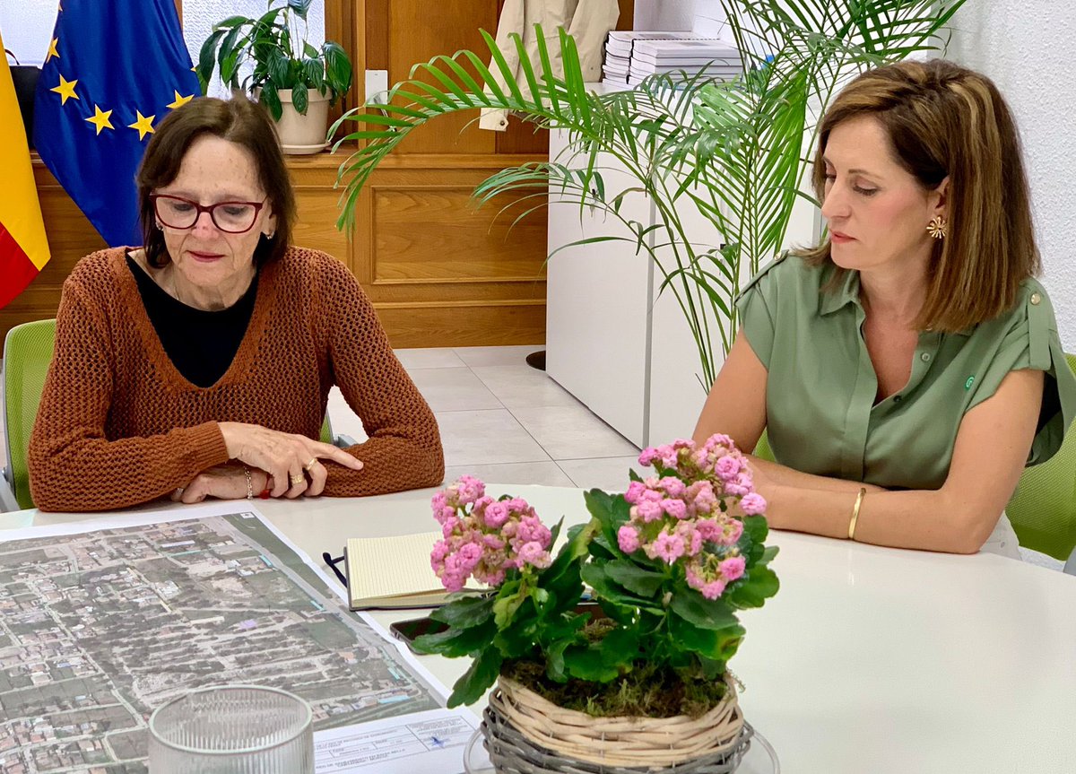 OficinaMarMenor's tweet photo. 👋 La Comisionada del Ciclo del Agua y Restauración de Ecosistemas, @paca_baraza, ha atendido a representantes de la @BahiaBellaAAVV para conocer sus inquietudes y la situación actual de esta urbanización de la cuenca vertiente del #MarMenor. https://t.co/EUS0Ywy13T