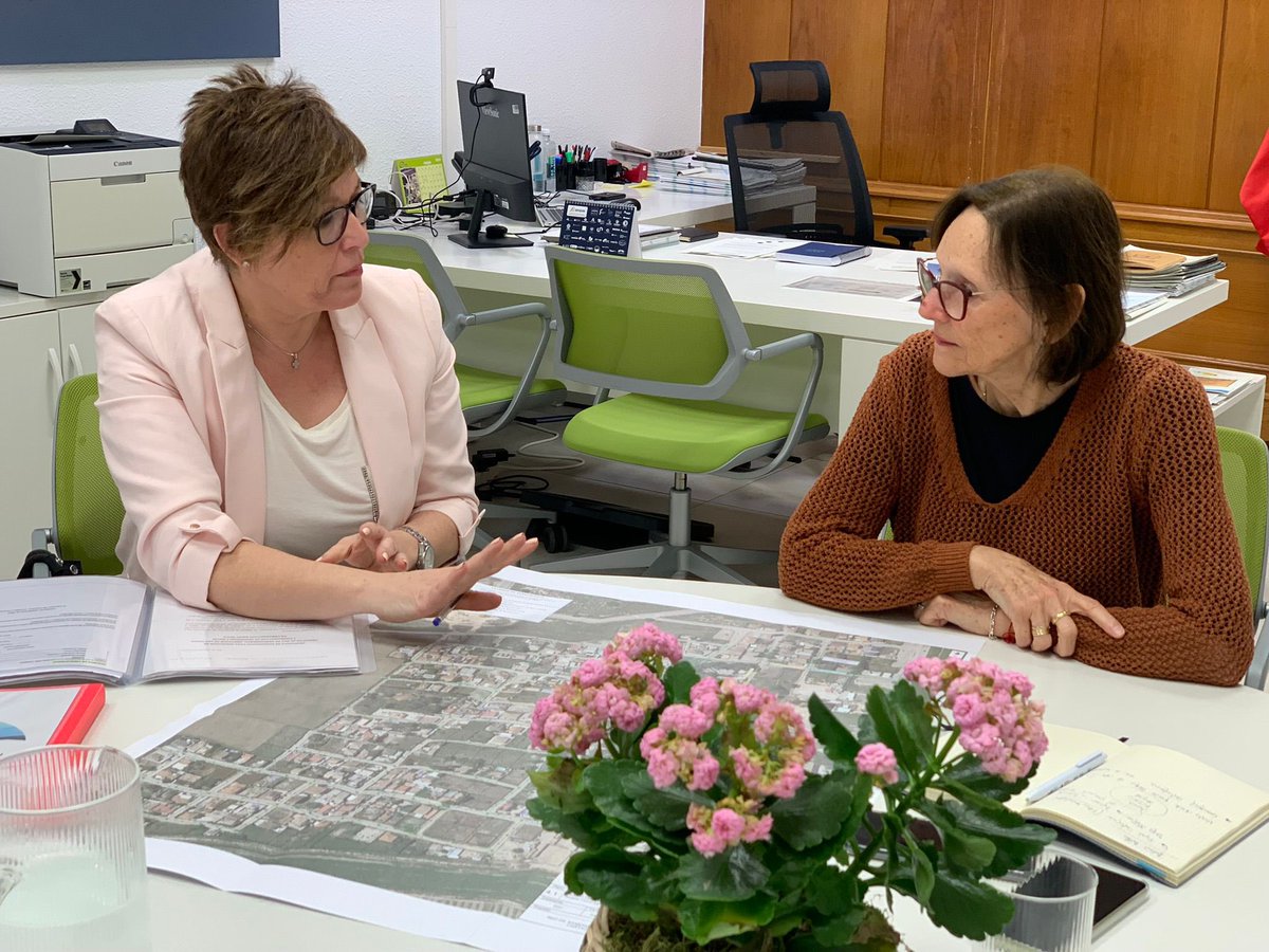 OficinaMarMenor's tweet photo. 👋 La Comisionada del Ciclo del Agua y Restauración de Ecosistemas, @paca_baraza, ha atendido a representantes de la @BahiaBellaAAVV para conocer sus inquietudes y la situación actual de esta urbanización de la cuenca vertiente del #MarMenor. https://t.co/EUS0Ywy13T