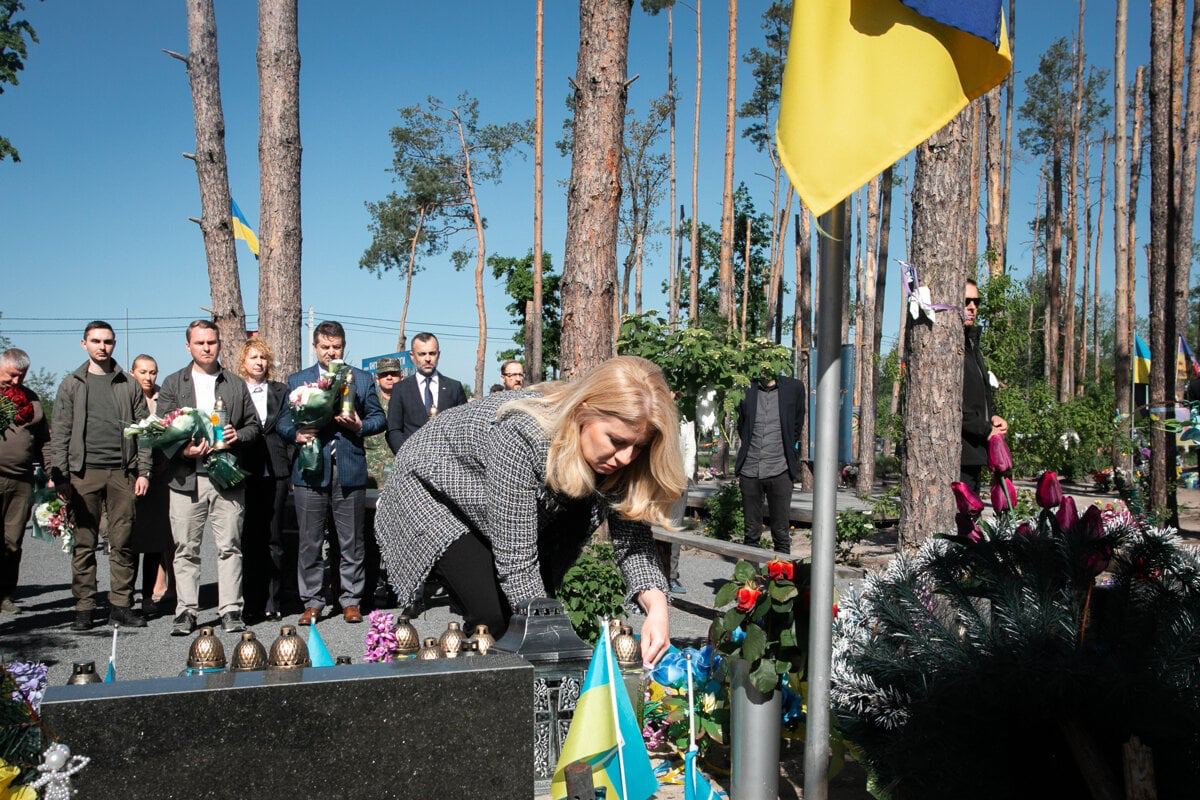 TWMCLtd's tweet photo. Another VIP guest in #Ukraine today is President of #Slovakia, @ZuzanaCaputova.
Unlike the government, her support of #Ukraine has been resolute. On a "farewell" visit as her term comes to an end, she laid red roses at the Angel of Victory memorial to 118 massacred in #Moschun. https://t.co/Il7ruJwLs4