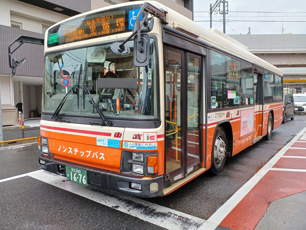 東武バス
9877号車(春日部200か482)が白顔ノンステ表記で2755号車(足立200か1676)がカタカナノンステ表記だったときの写真。尚,9877は今もエンクルラッピング車。