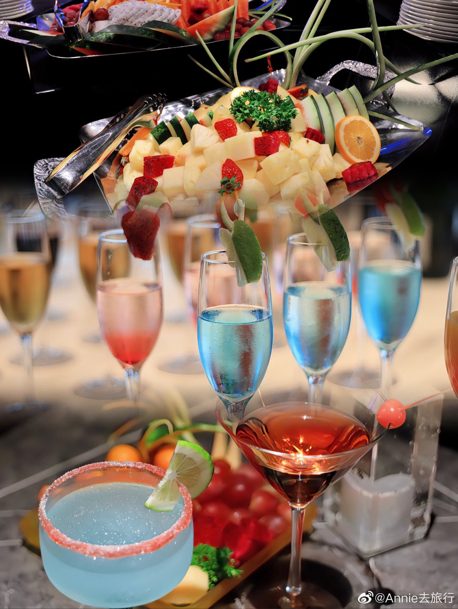 Drinks are served! 💫 🛳️ 🌊 #ChinaTravel #YangtzeRiver #CruiseLife #CenturyCruises 🌏 #ChinaHolidays
