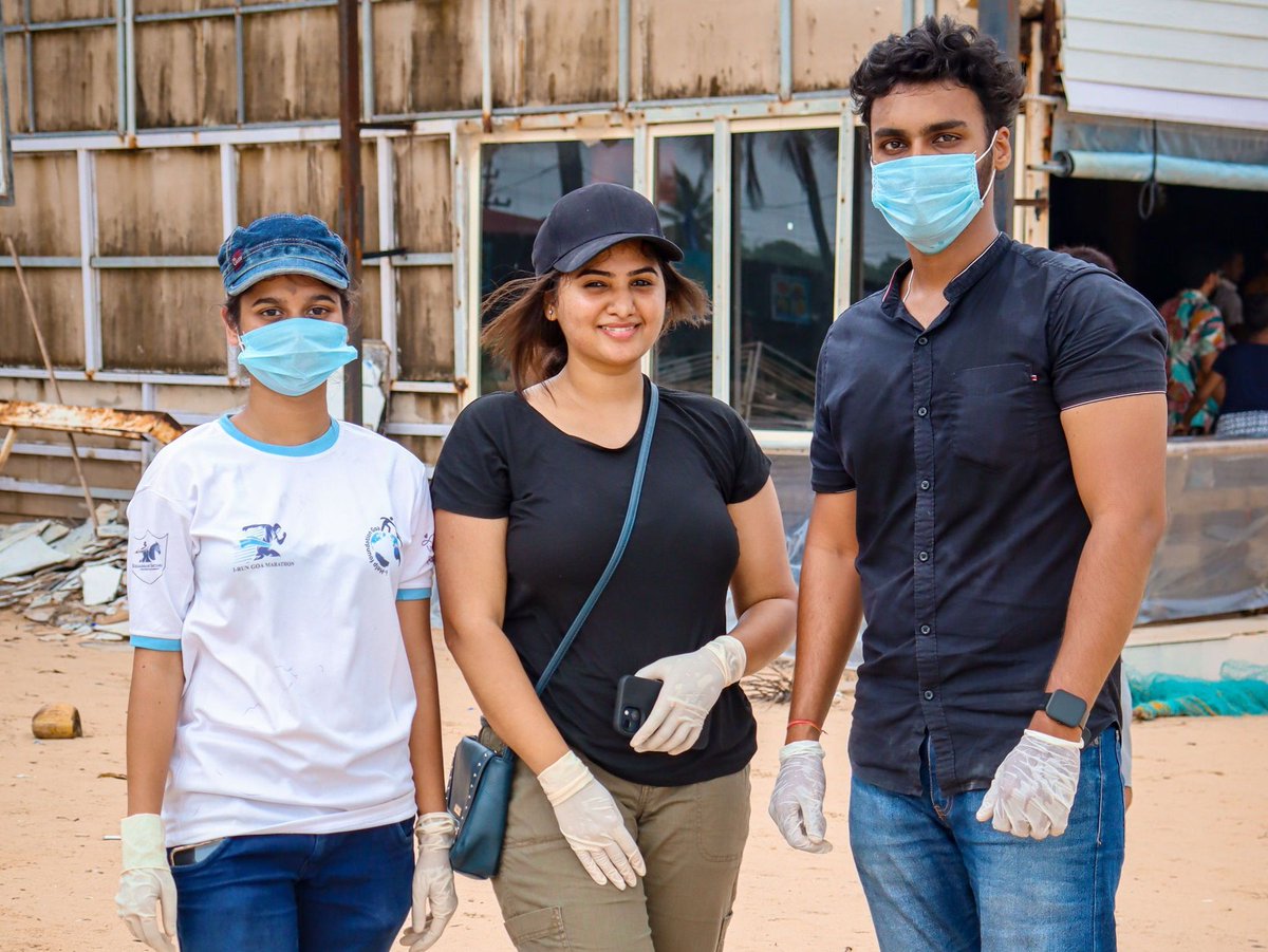 'Trash talk: cleaning up our beaches, one piece of litter at a time. 🗑️ #BeachCleanUp' 
.
Follow us at @ihelp_clean_goa for more updates.
.
#swachhbharat #ihelpcleangoa #cleanlinessdrive #ihelpfoundationgoa #goa #india