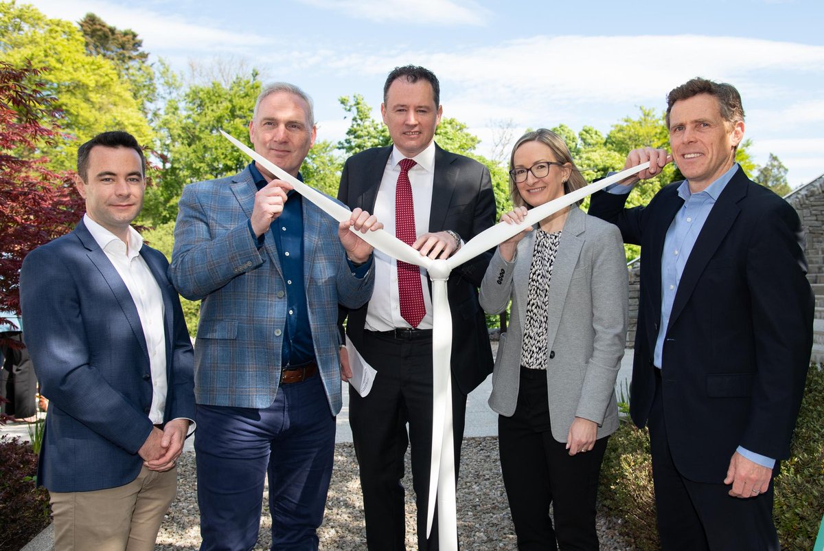 A beautiful day to attend the opening of the Lenalea Wind Farm this morning in Donegal with <a href="/McConalogue/">Charlie McConalogue</a> and the brilliant teams in @sserenewables and <a href="/FuturEnergyIre/">FuturEnergyIreland</a>. Donegal has made such a fantastic contribution to Ireland's green energy story and great to see that continuing!