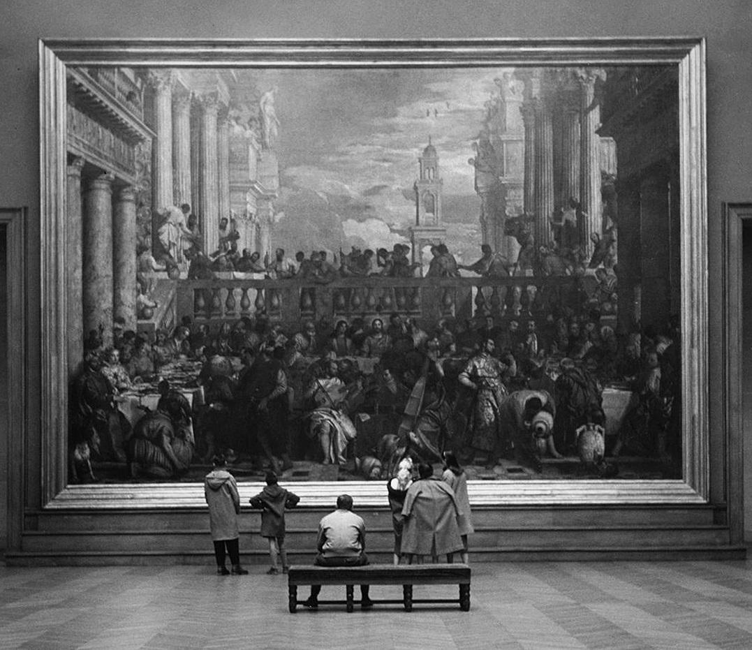 “El arte es un medio de conmover al mayor número de personas, al ofrecerles una imagen privilegiada de los sufrimientos y las alegrías comunes.” Albert Camus (Estocolmo, 1957) 📷John Gutmann (Louvre, 1957)
