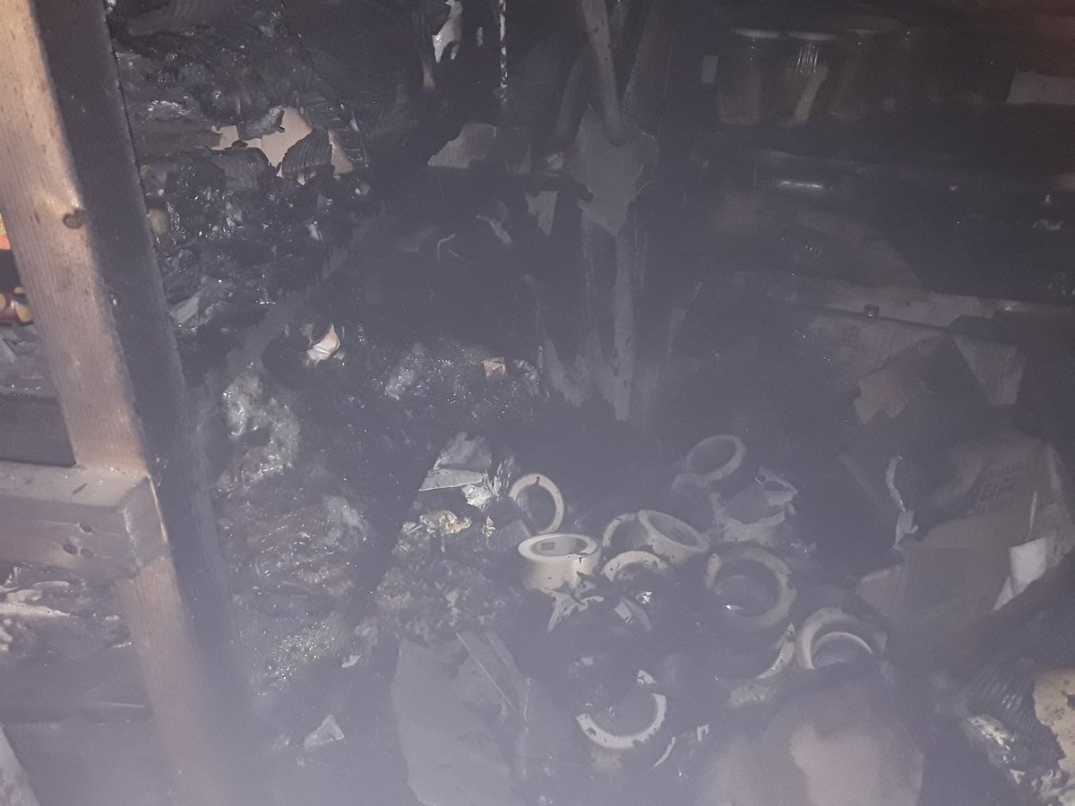 Při explozi a požáru ve sklepě rodinného domu v Jezernici na Přerovsku se dnes dopoledne zranily dvě ženy. Jedna se nadýchala zplodin hoření a utrpěla šok, druhou lehce zranily uvolněné dveře. Výbuch s následným požárem způsobil škodu 150.000 korun. Okolnosti vyšetřují policisté.